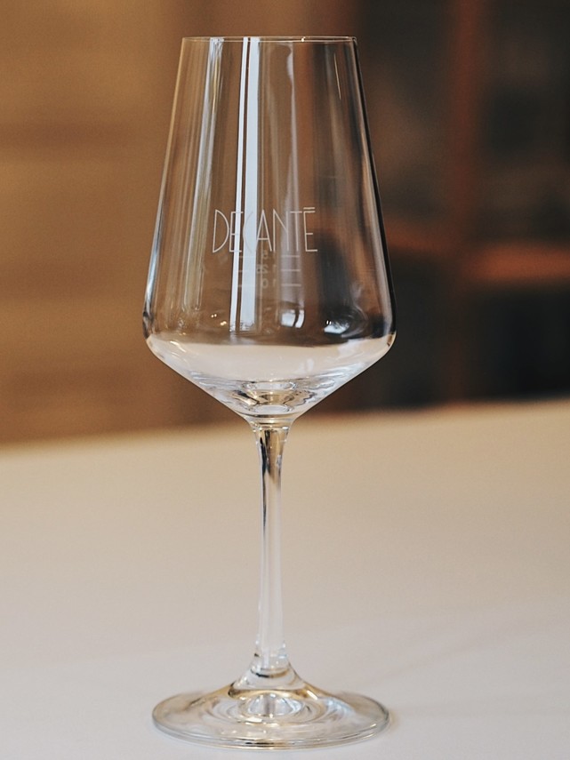 DECANTÉ glass